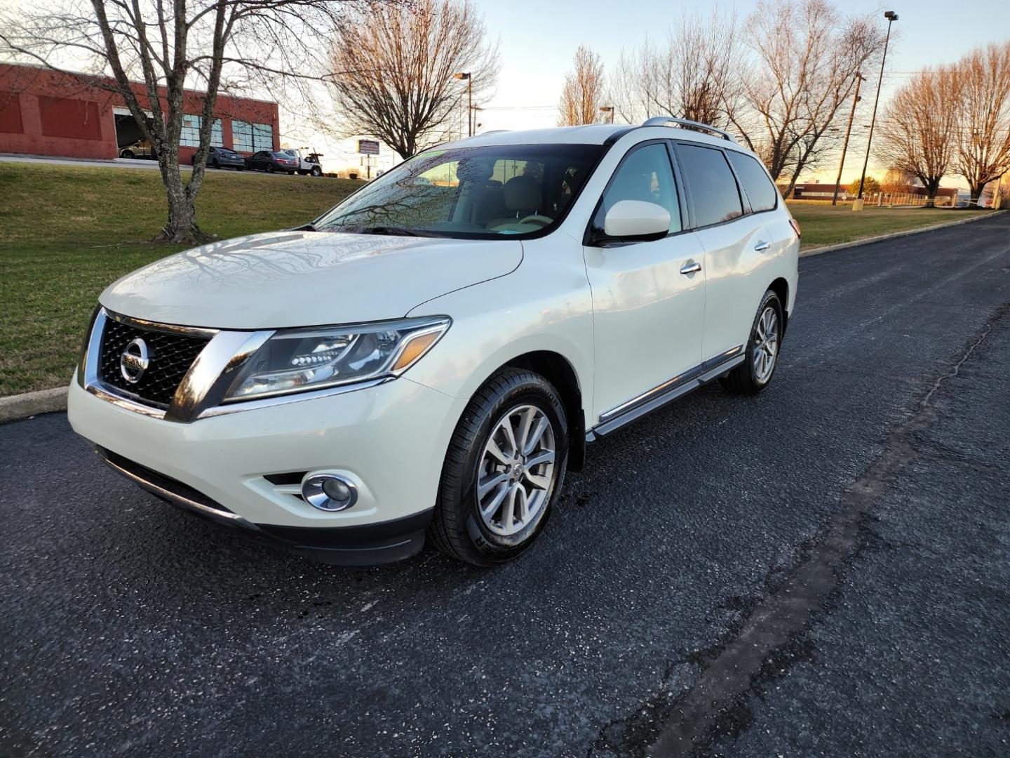 2015 WHITE /BEIGE Nissan Pathfinder SL 2WD (5N1AR2MN7FC) with an 3.5L V6 DOHC 24V engine, Continuously Variable Transmission transmission, located at 1221 Madison St., Shelbyville, TN, 37160, (931) 680-9439, 0.000000, 0.000000 - Photo#0